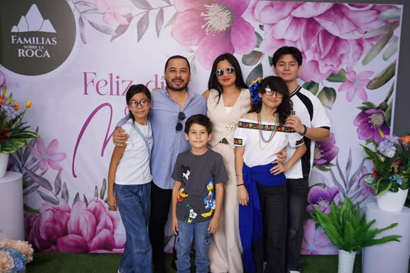 Familia de la comunidad durante una celebración